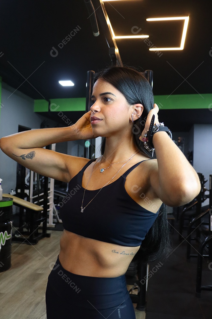 Linda mulher fazendo pose sobre uma academia