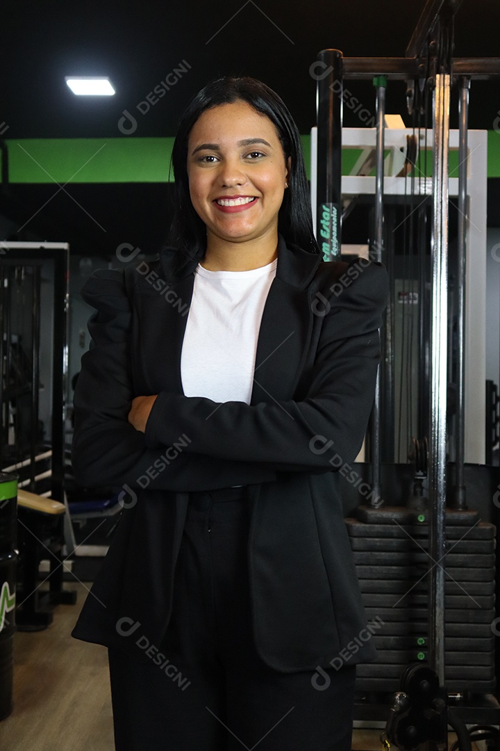 Linda empresária sobre fundo de uma academia