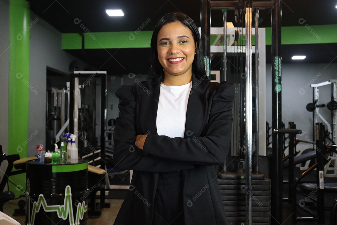 Linda empresária sobre fundo de uma academia