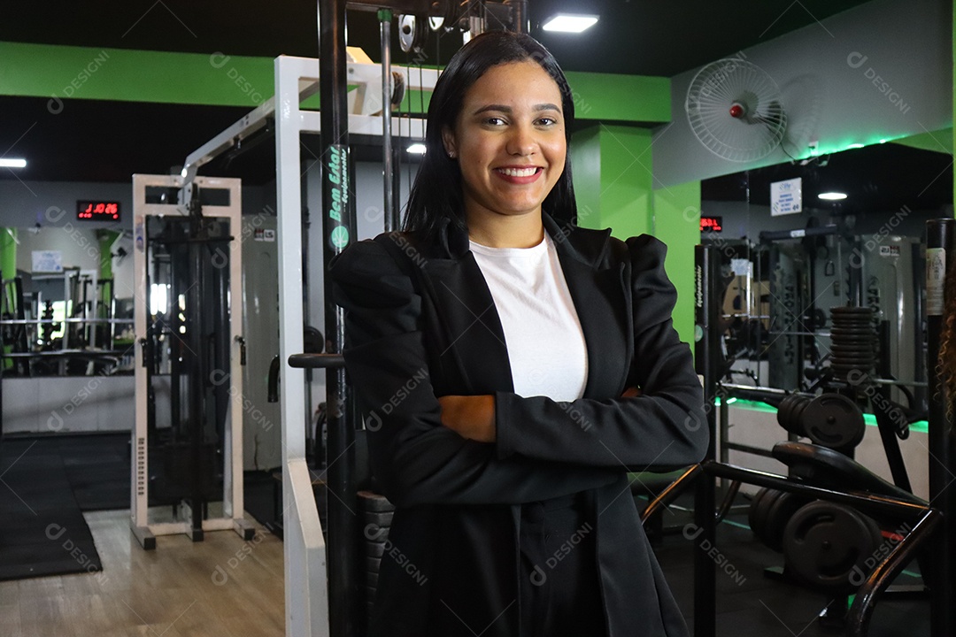 Linda empresária sobre fundo de uma academia