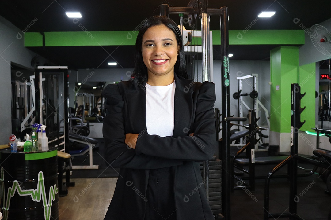 Linda empresária sobre fundo de uma academia