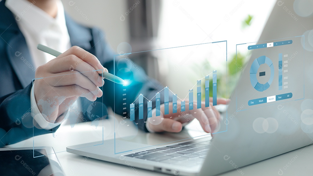 Analista trabalhando com informática em business analytics