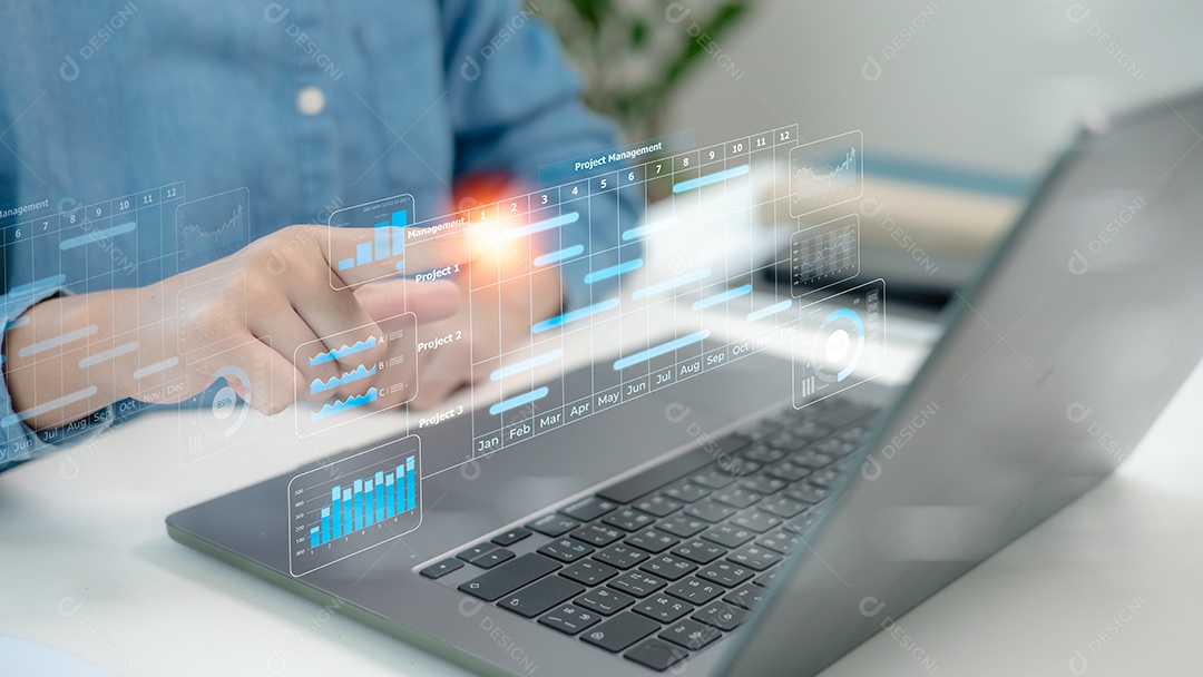 Gerente local trabalhando com cronograma de gráfico de gantt para planejar tarefas