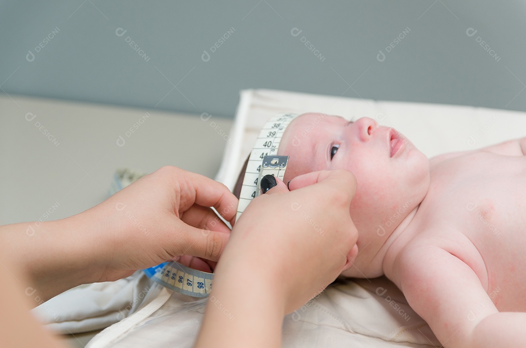 Pediatra examinando bebê na clínica