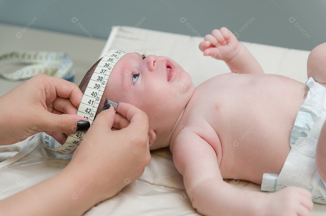 Pediatra examinando bebê na clínica