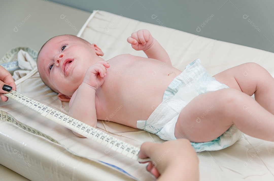 Pediatra examinando bebê na clínica