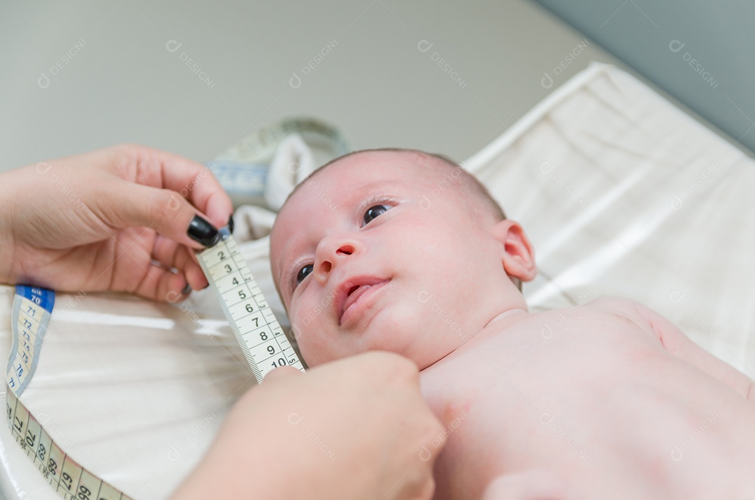 Pediatra examinando bebê na clínica