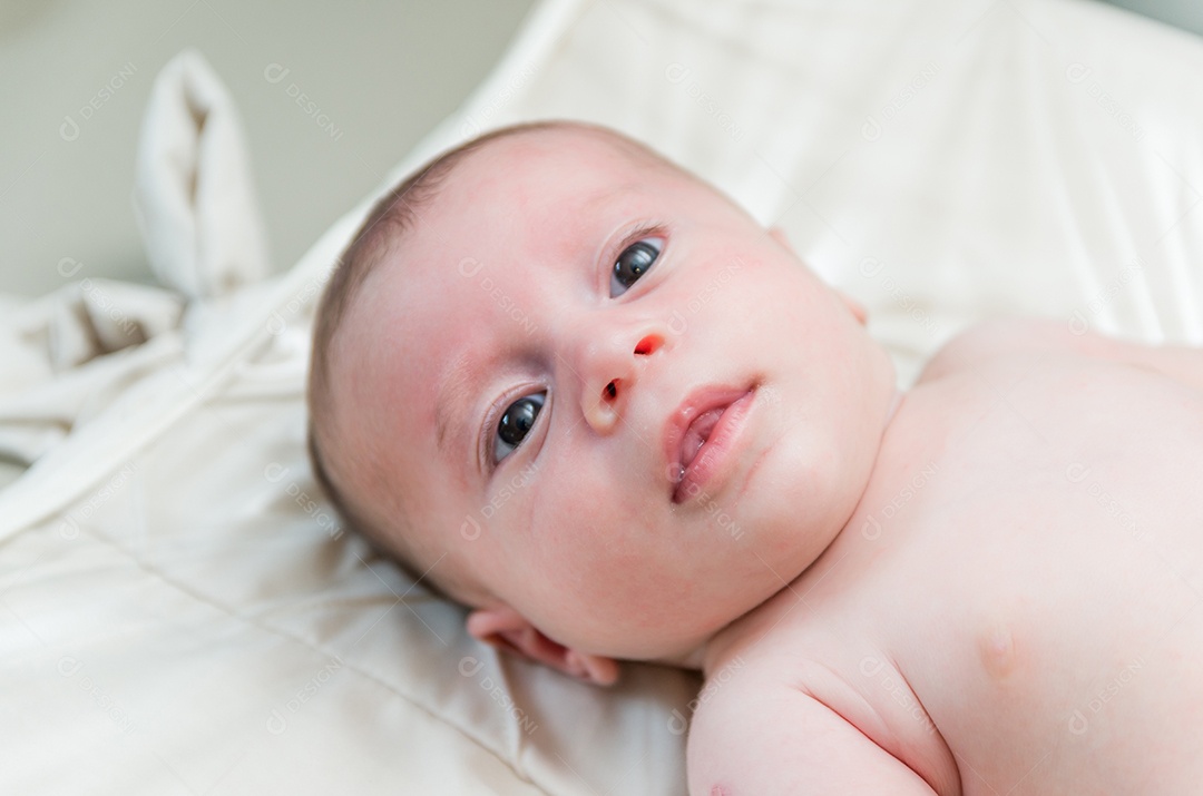 Lindo bebê recém nascido feliz deitado