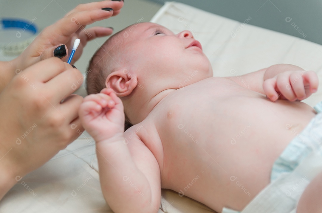 Bebê recém nascido chorando deitado na cama