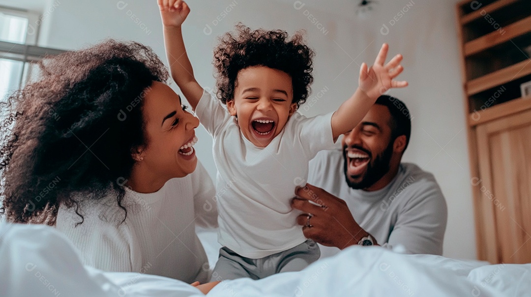 Família feliz mãe multiétnica pai e filho