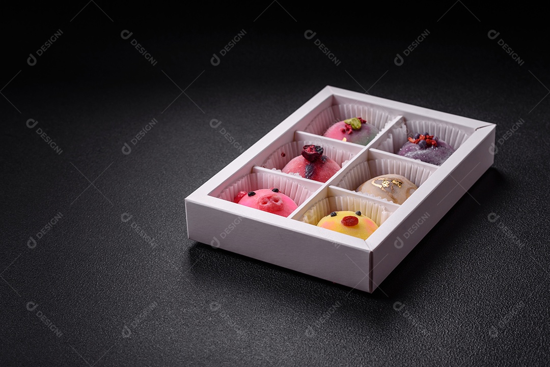 Saborosa mochi japonesa fria sobre prato