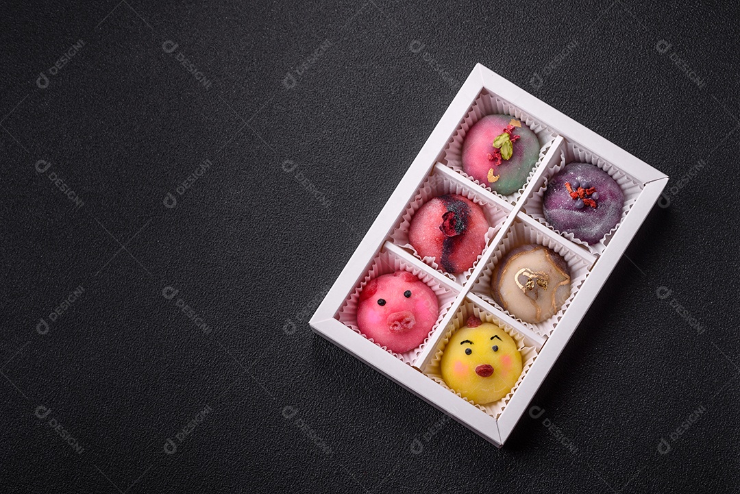 Saborosa mochi japonesa fria sobre prato