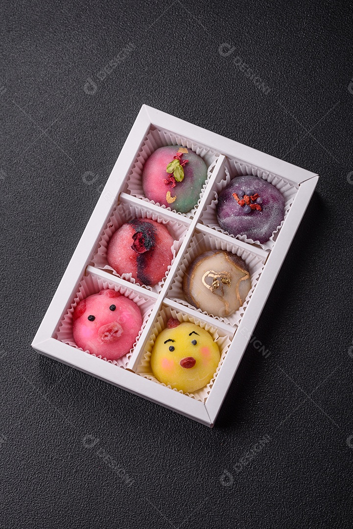 Saborosa mochi japonesa fria sobre prato