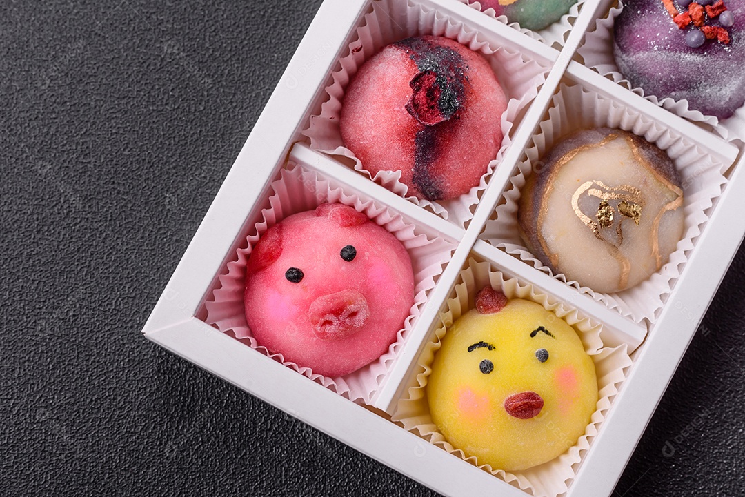 Saborosa mochi japonesa fria sobre prato