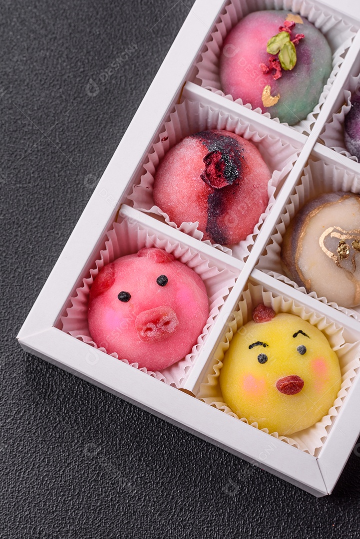 Saborosa mochi japonesa fria sobre prato