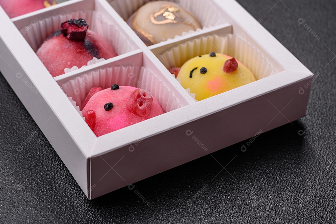 Saborosa mochi japonesa fria sobre prato