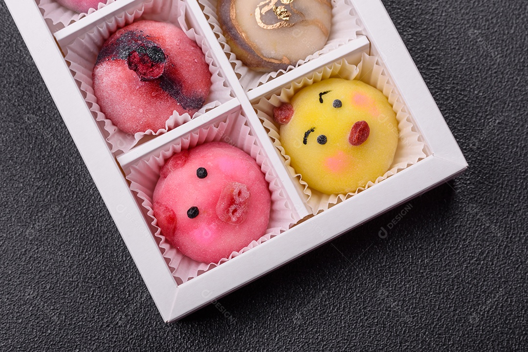 Saborosa mochi japonesa fria sobre uma tábua