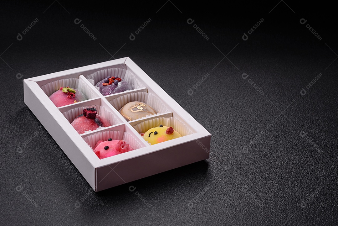 Saborosa mochi japonesa fria sobre uma tábua madeira