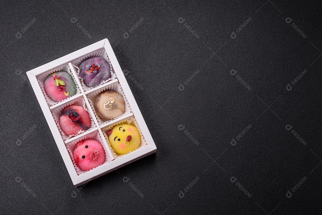 Saborosa mochi japonesa fria sobre uma tábua madeira