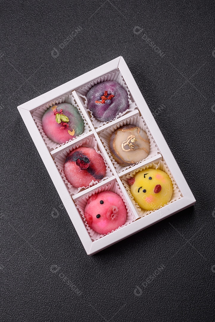 Saborosa mochi japonesa fria sobre uma tábua madeira