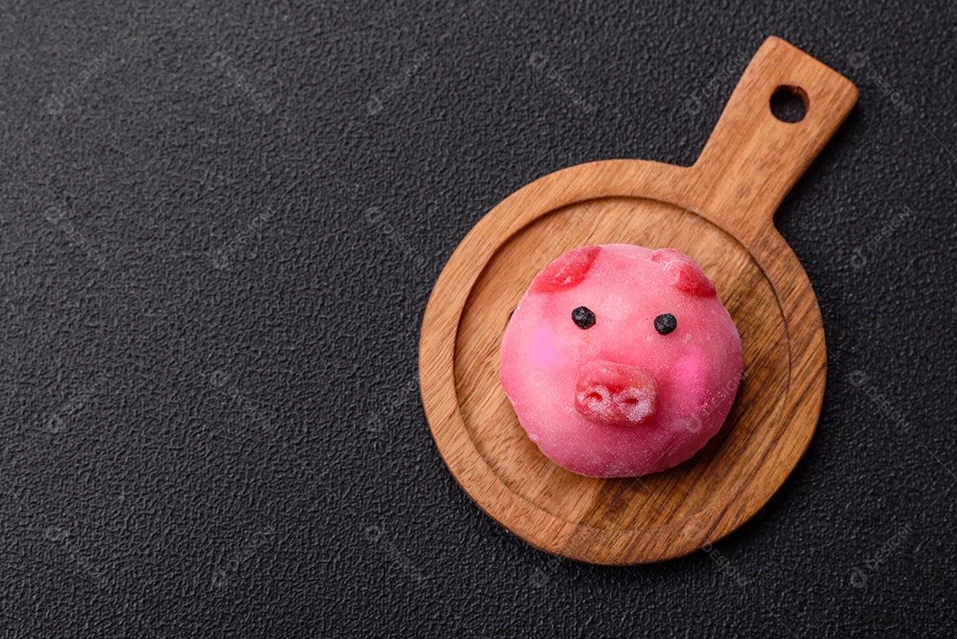 Saborosa mochi japonesa fria sobre uma tábua madeira