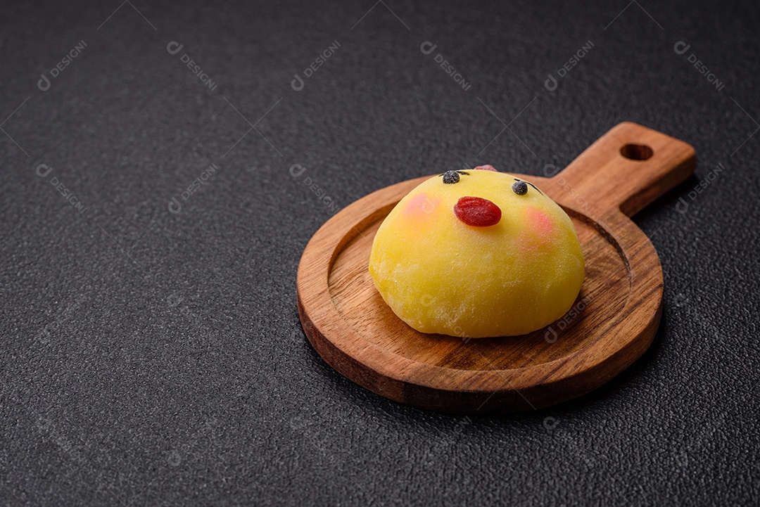 Saborosa mochi japonesa fria sobre uma tábua madeira