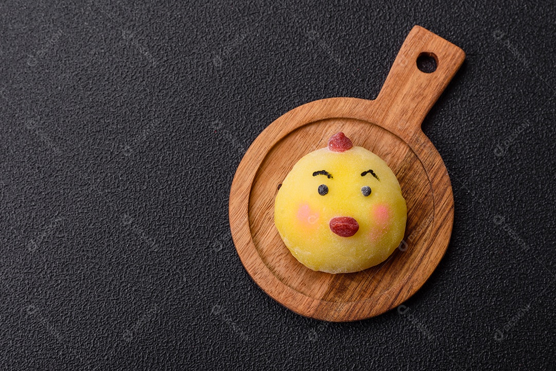 Saborosa mochi japonesa fria sobre uma tábua madeira