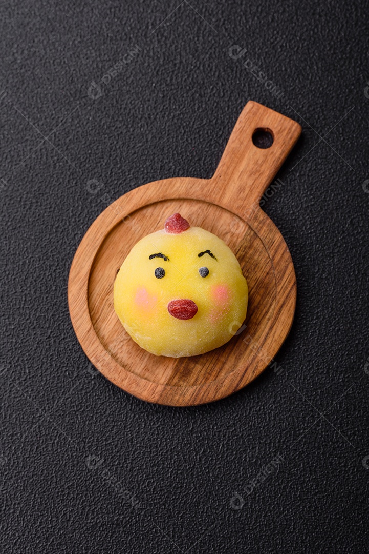 Saborosa mochi japonesa fria sobre uma tábua madeira