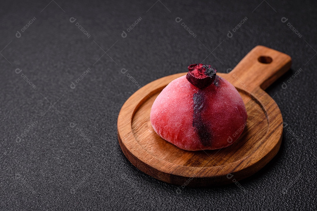 Saborosa mochi japonesa fria sobre uma tábua madeira