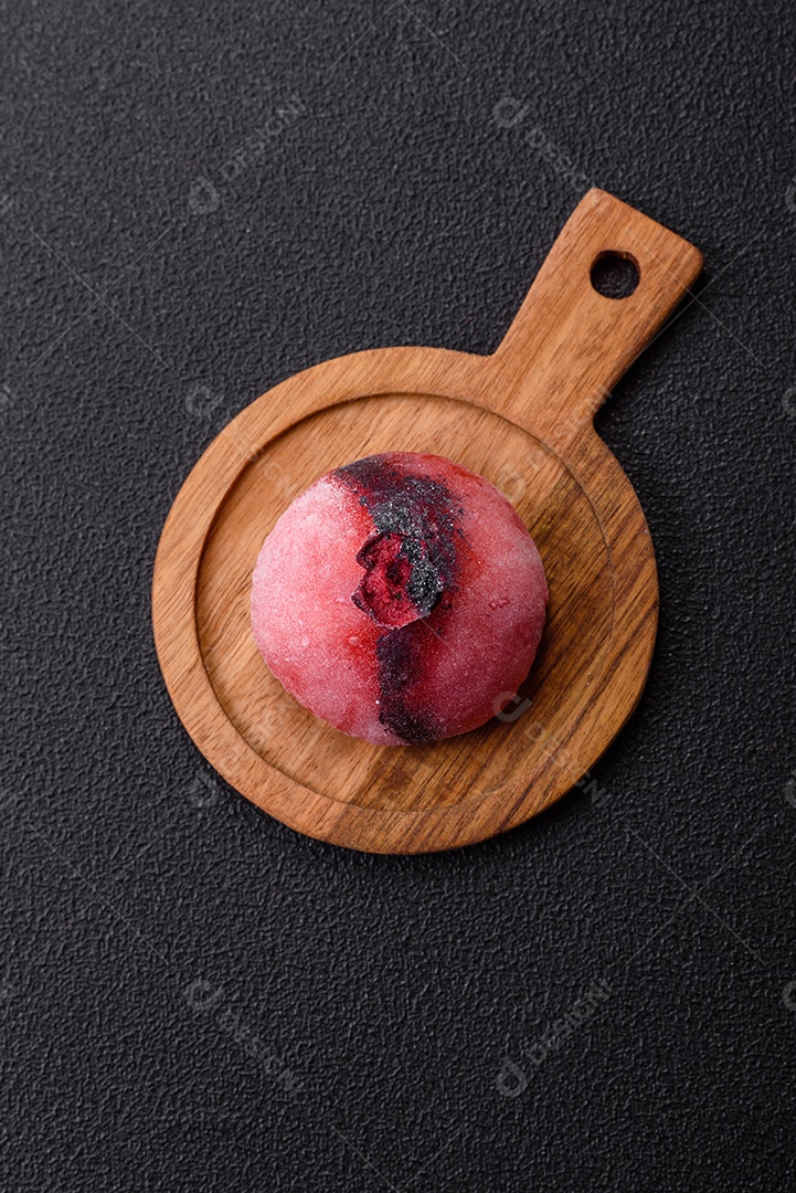 Saborosa mochi japonesa fria sobre uma tábua madeira