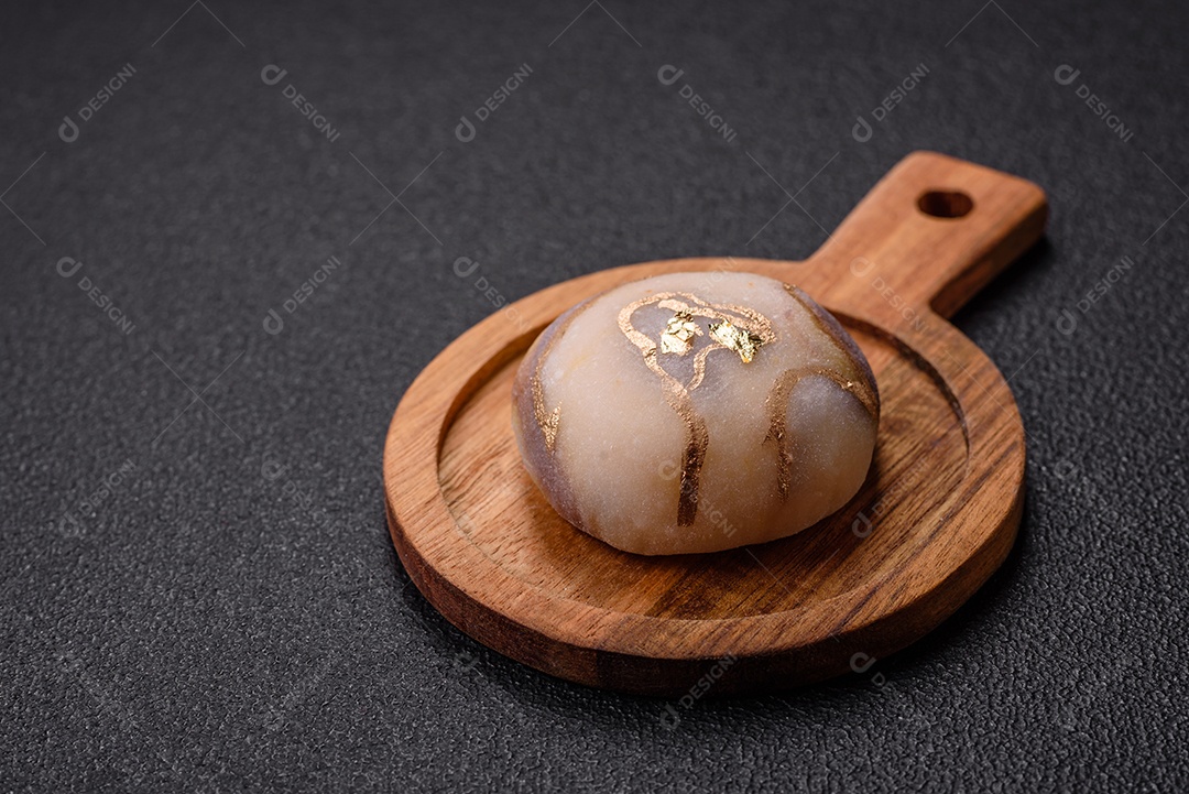 Saborosa mochi japonesa fria sobre uma tábua madeira