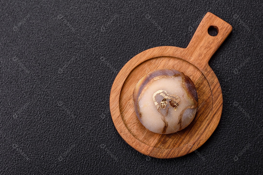 Saborosa mochi japonesa fria sobre uma tábua madeira