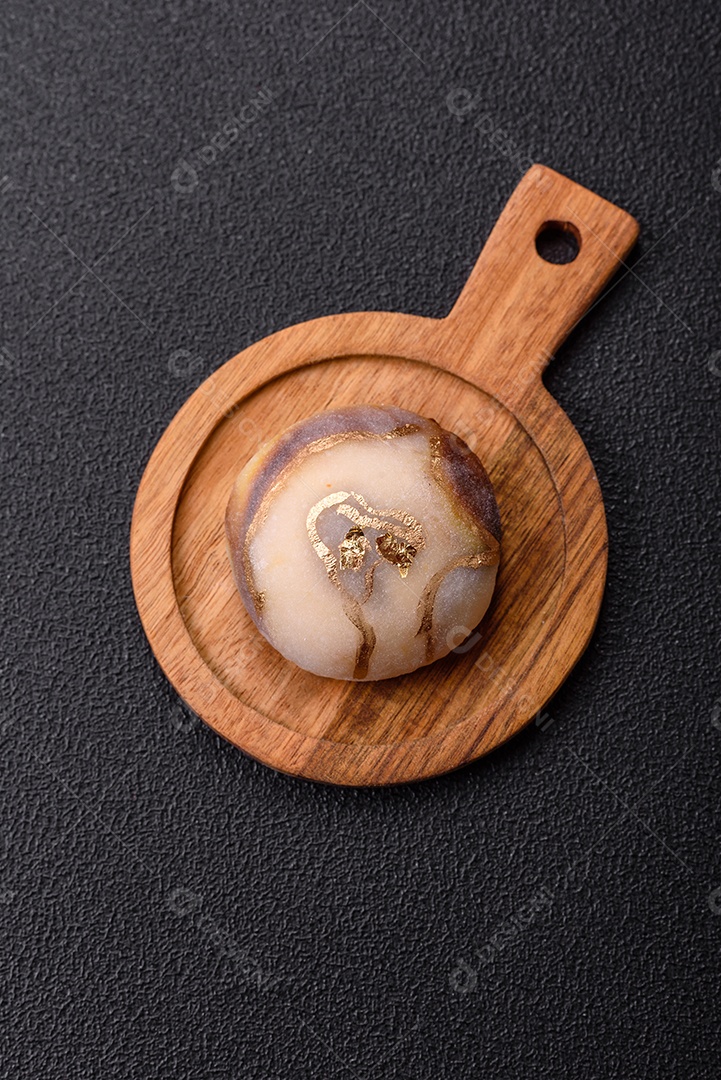 Saborosa mochi japonesa fria sobre uma tábua madeira