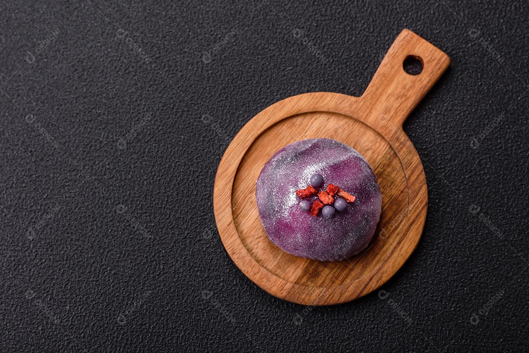 Saborosa mochi japonesa fria sobre uma tábua madeira