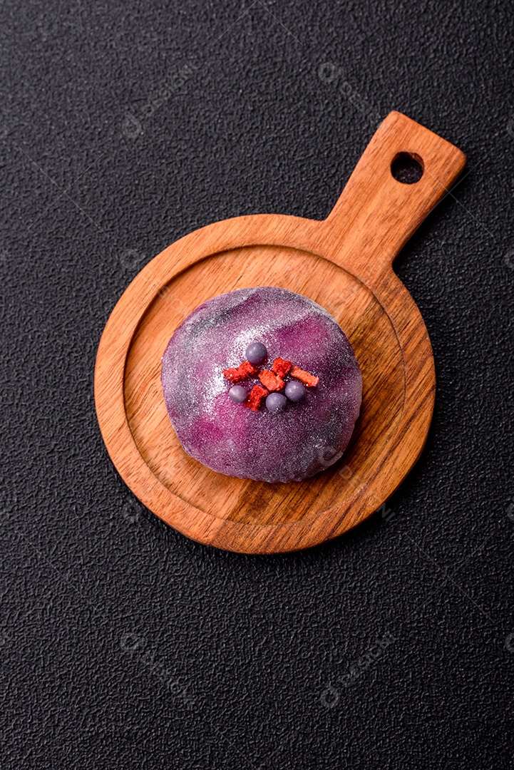 Saborosa mochi japonesa fria sobre uma tábua madeira