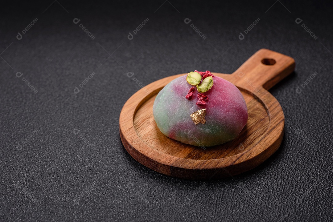 Saborosa mochi japonesa fria sobre uma tábua madeira