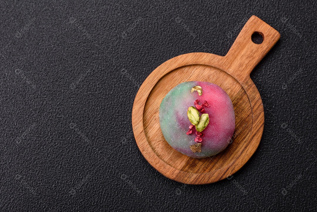 Saborosa mochi japonesa fria sobre uma tábua madeira