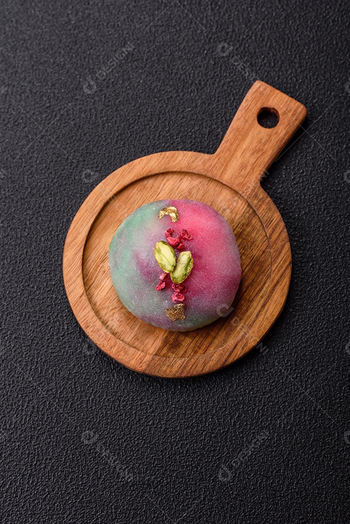 Saborosa mochi japonesa fria sobre uma tábua madeira