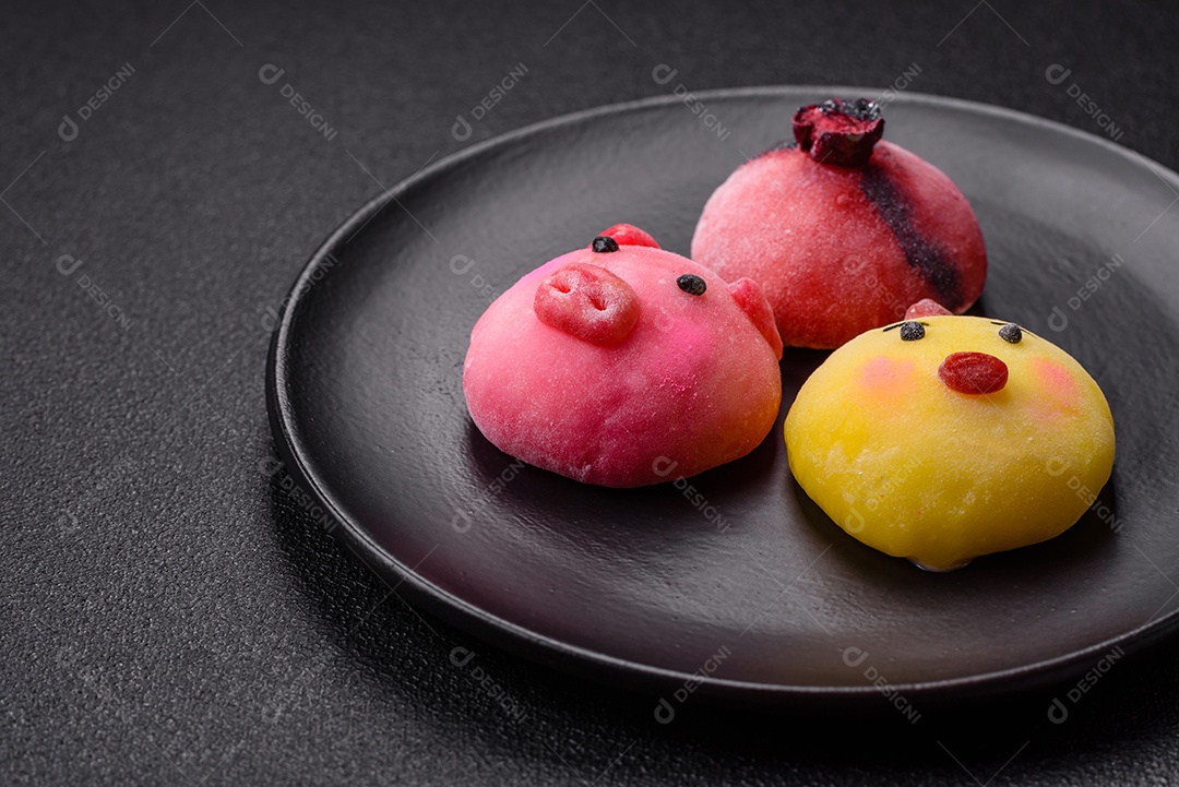 Saborosa mochi japonesa fria sobre uma tábua