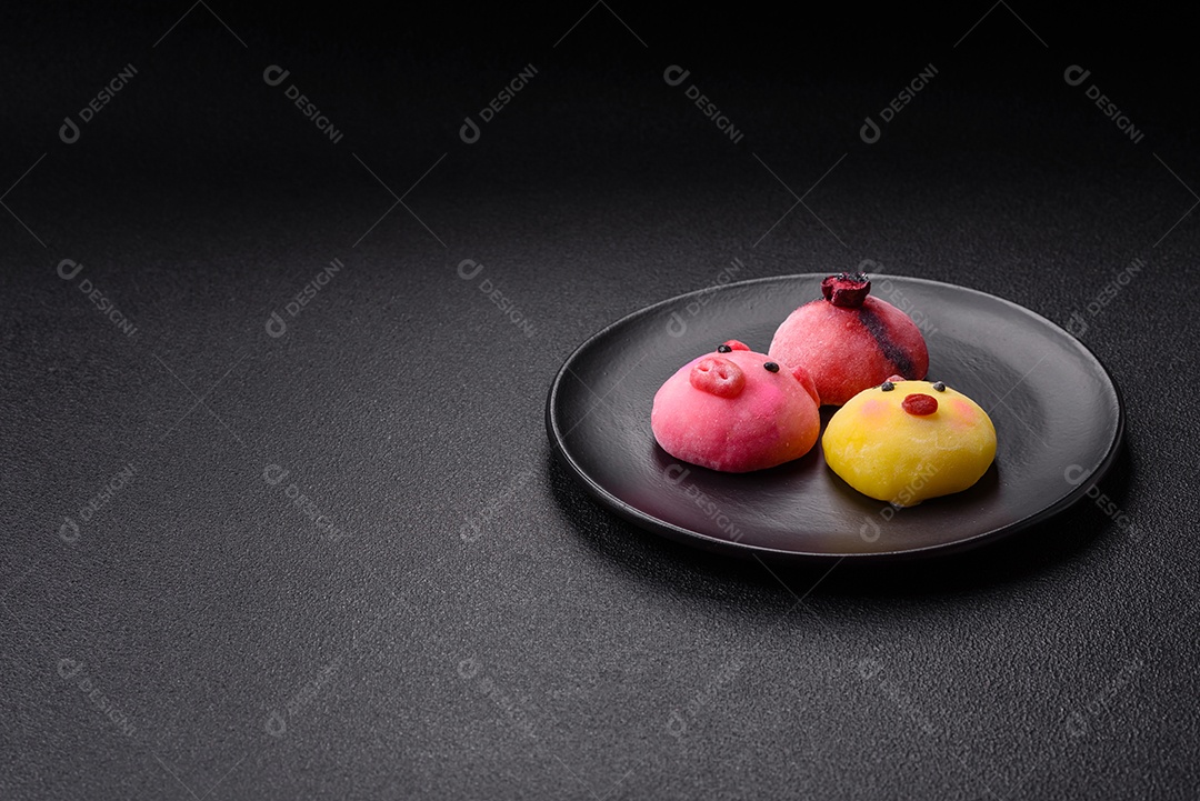 Saborosa mochi japonesa fria sobre prato