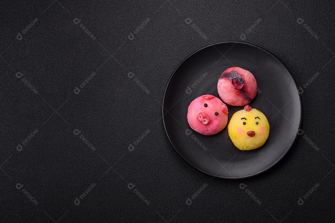 Saborosa mochi japonesa fria sobre prato