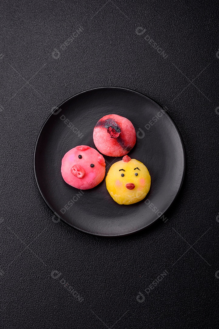 Saborosa mochi japonesa fria sobre prato