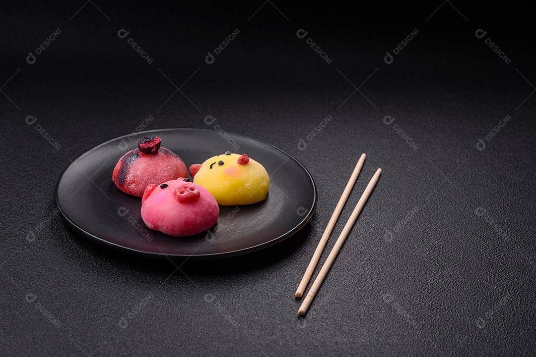 Saborosa mochi japonesa fria sobre prato