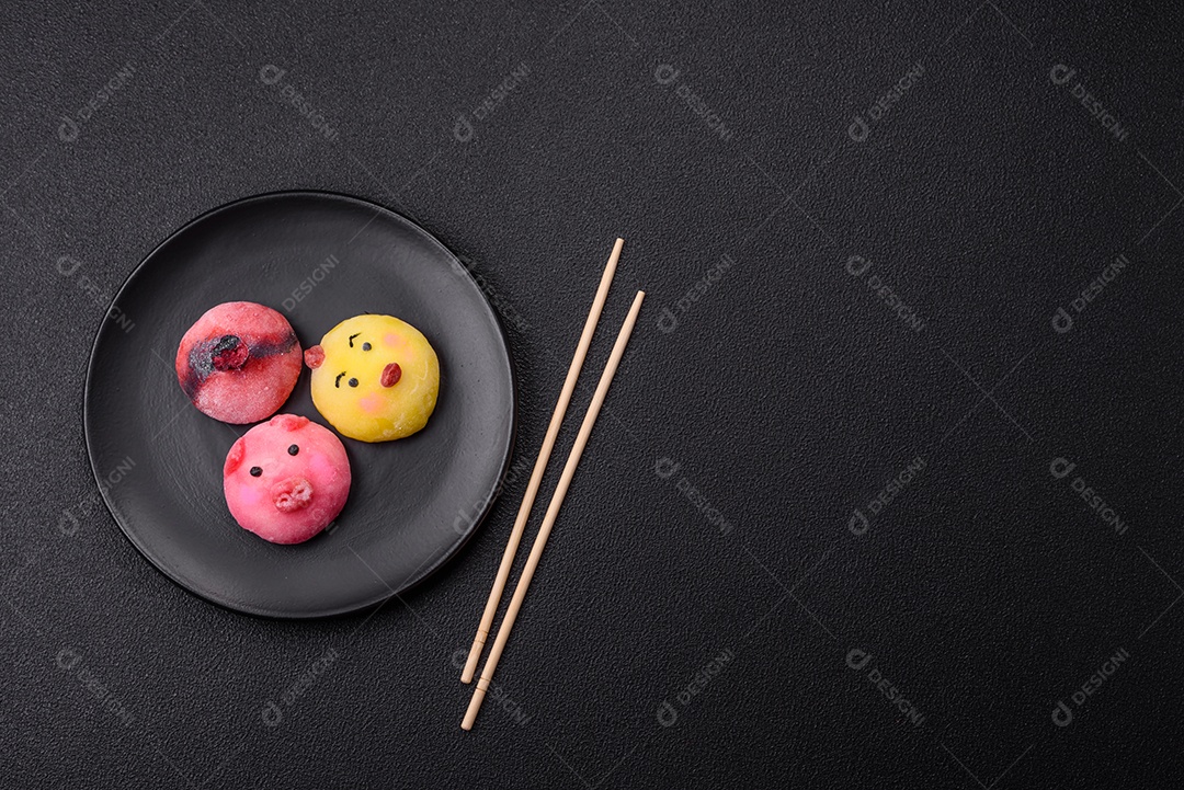 Saborosa mochi japonesa fria sobre prato