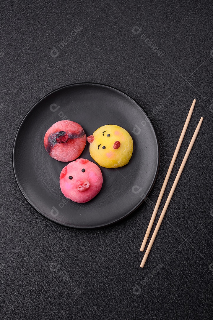 Saborosa mochi japonesa fria sobre prato