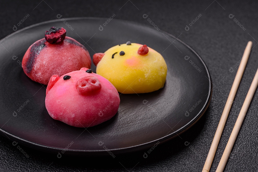 Saborosa mochi japonesa fria sobre prato