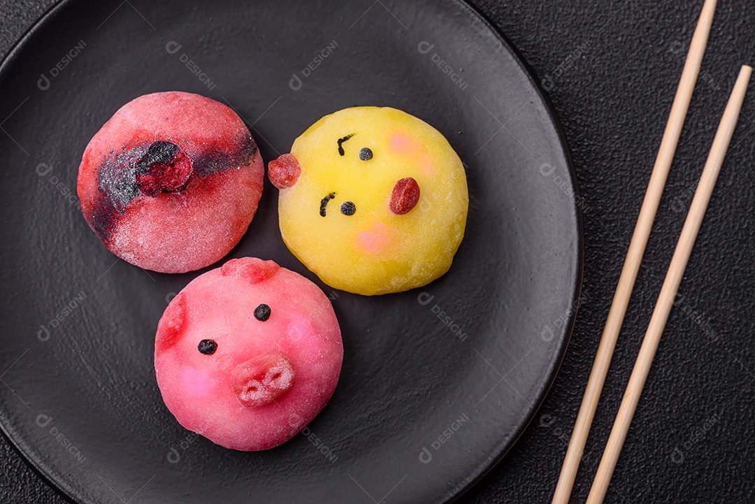 Saborosa mochi japonesa fria sobre prato