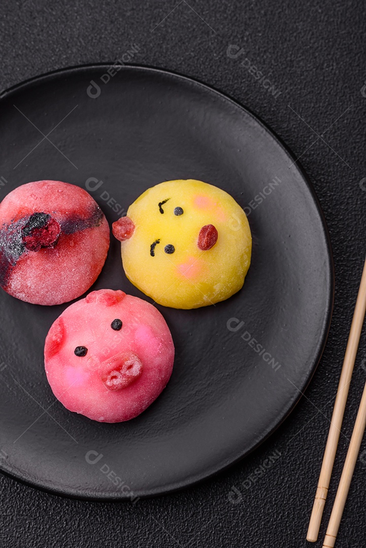 Saborosa mochi japonesa fria sobre prato