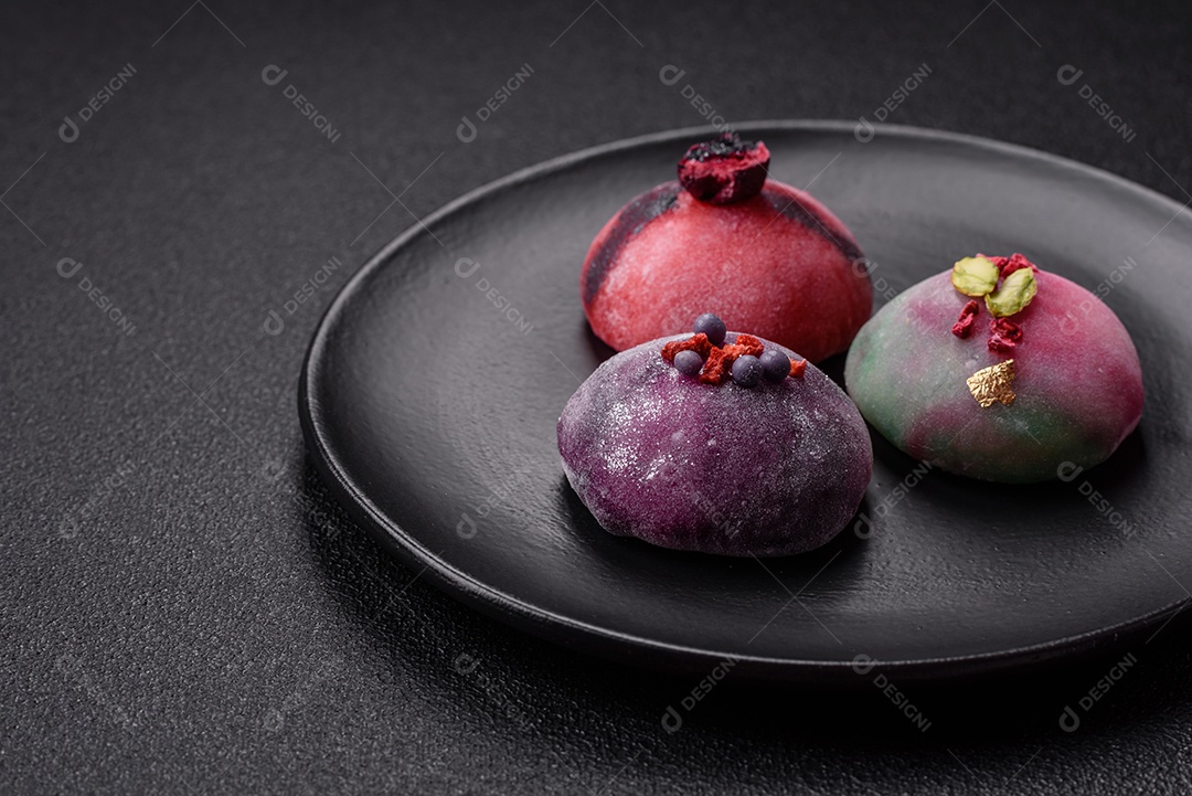 Saborosa mochi japonesa fria sobre prato