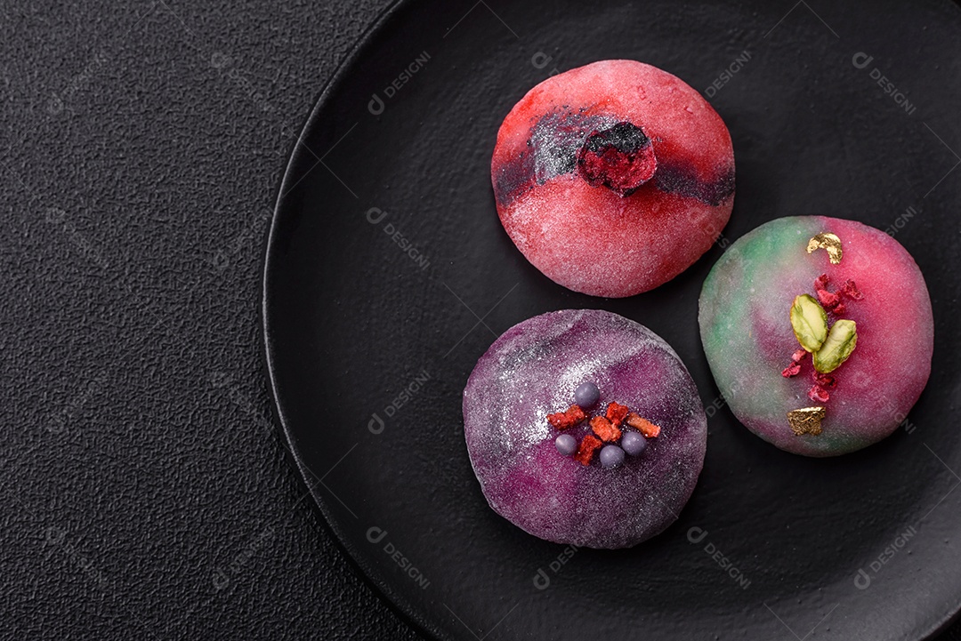 Saborosa mochi japonesa fria sobre prato